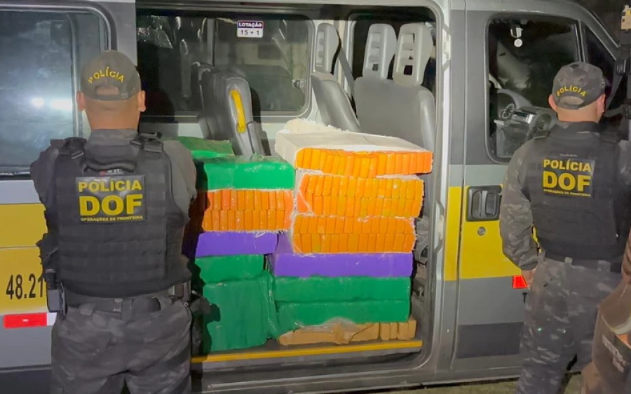 DOF apreende 470 quilos de maconha em van escolar que seguia para São Paulo

