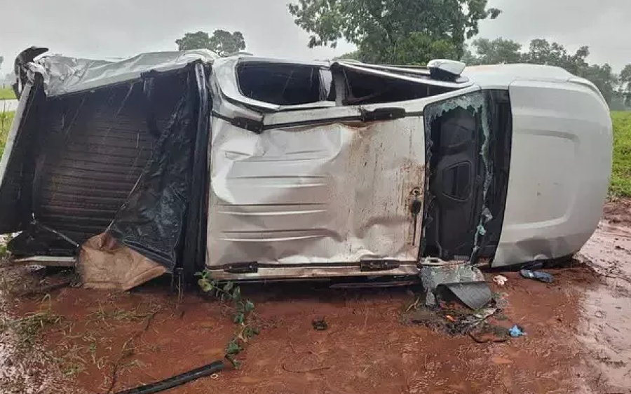 Homem morre e esposa fica ferida após capotamento de caminhonete na MS-162
