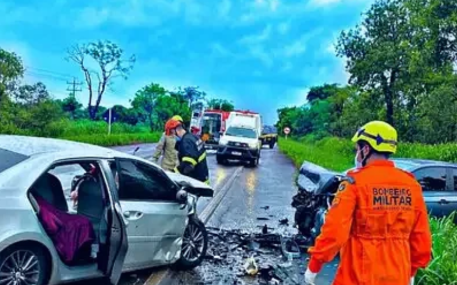 Colisão frontal entre dois carros na BR-267 deixa três mortos da mesma família
