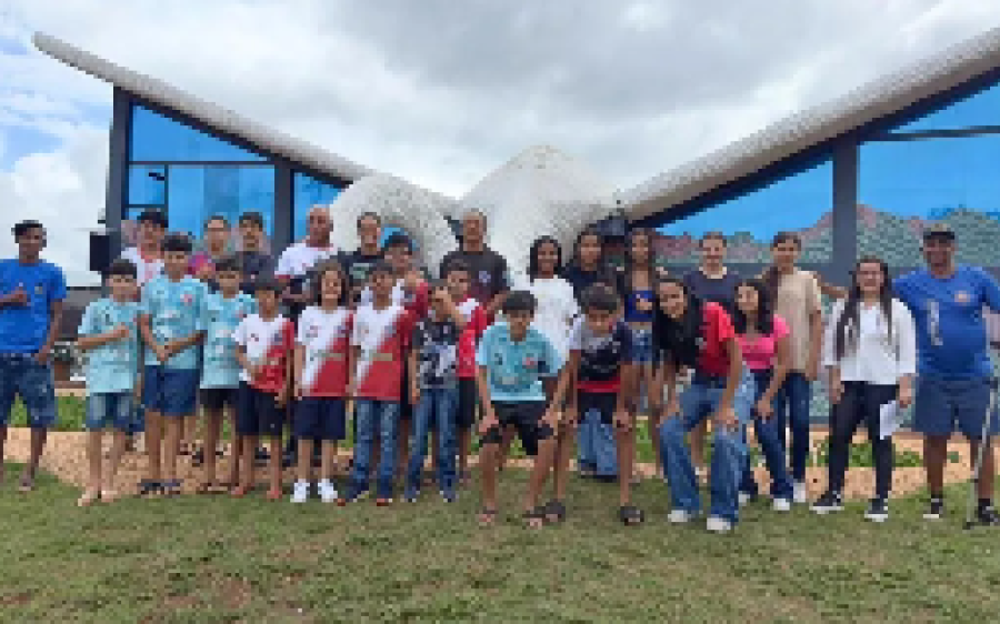 Crianças do Projeto 2 Irmãos Esporte Clube participam de encontro especial e visitam a decoração