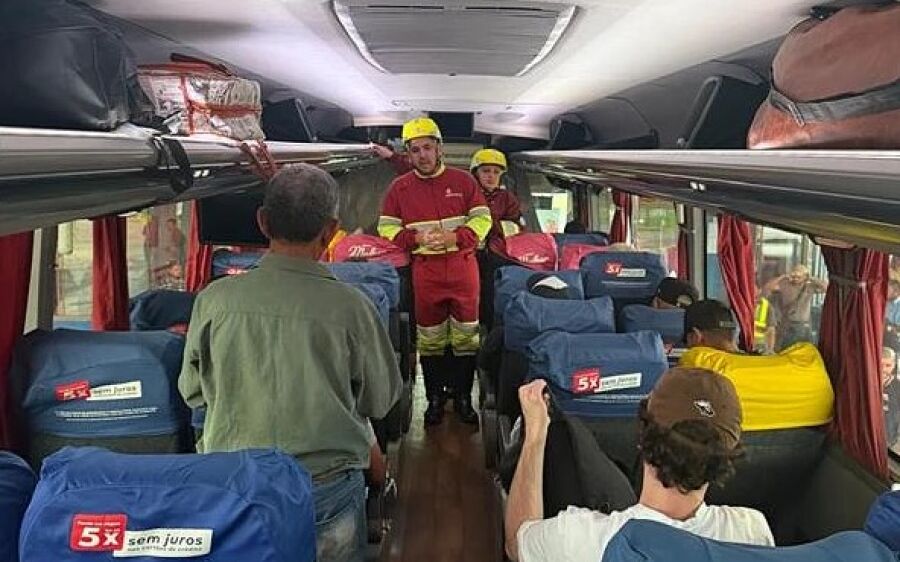 Ação orienta passageiros sobre uso do cinto de segurança em ônibus durante fim de ano na BR-163 