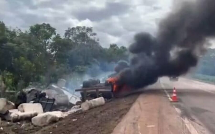 Carreta pega fogo após acidente e chamas altas assustam condutores na BR-163 entre Coxim e Sonora