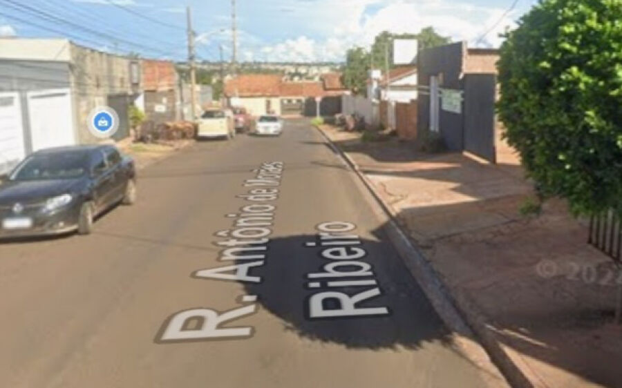 Mulher é agredida por golpes de machadinha na cabeça e pede socorro nua nas ruas