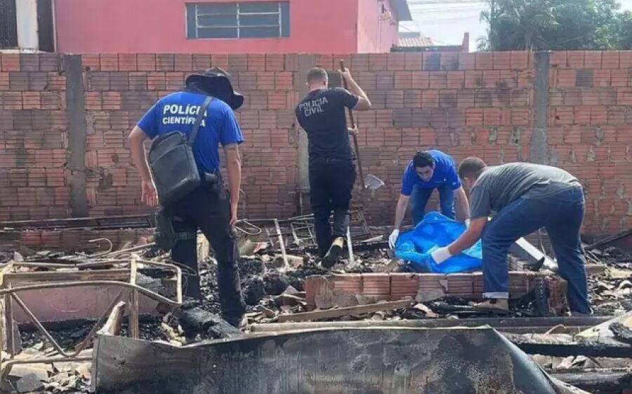 Adolescente diz que voltou e queimou casa por achar que pedreiro já estava morto 