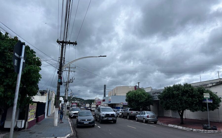 Tempo fechado e temperaturas amenas marcam a segunda-feira (8) em Coxim