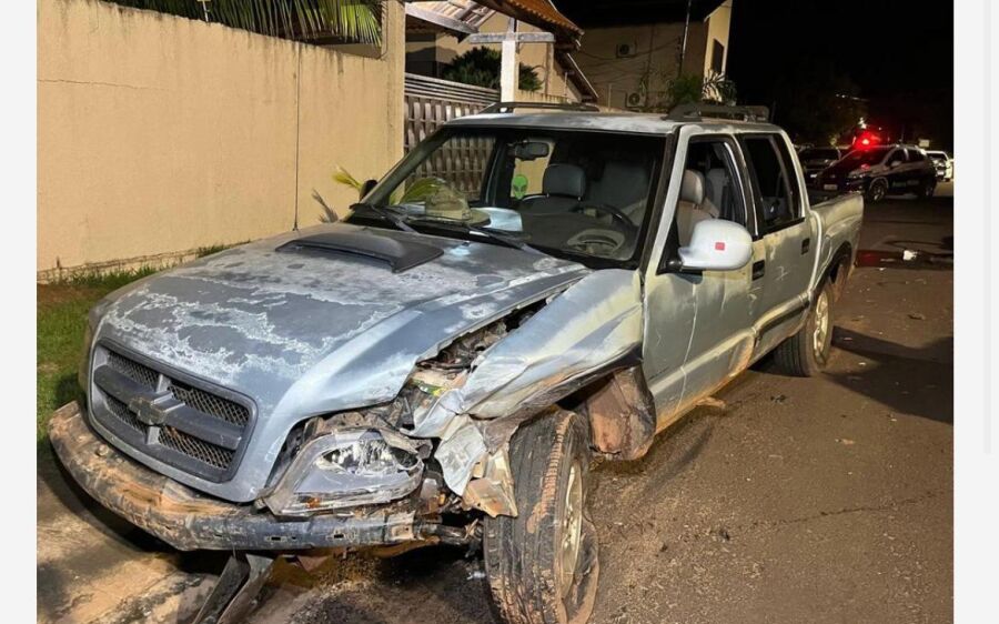 Motorista foge após colisão violenta e deixa duas pessoas gravemente feridas em Coxim               