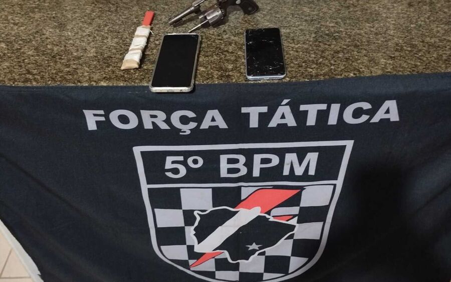 Força Tática prende foragido com arma de fogo após denúncia de tiros em bairro de Coxim 