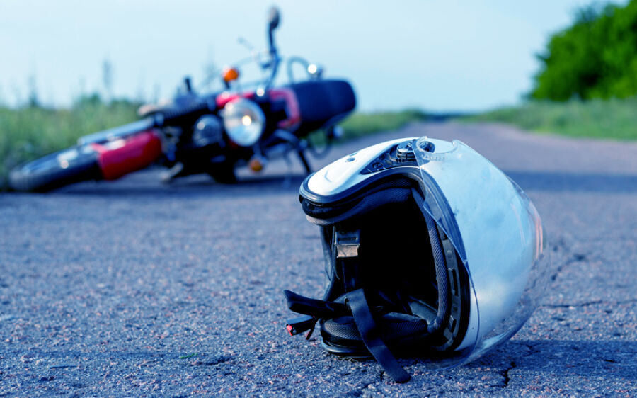 Motociclista fica ferida após batida entre carro e moto em cruzamento movimentado de Coxim