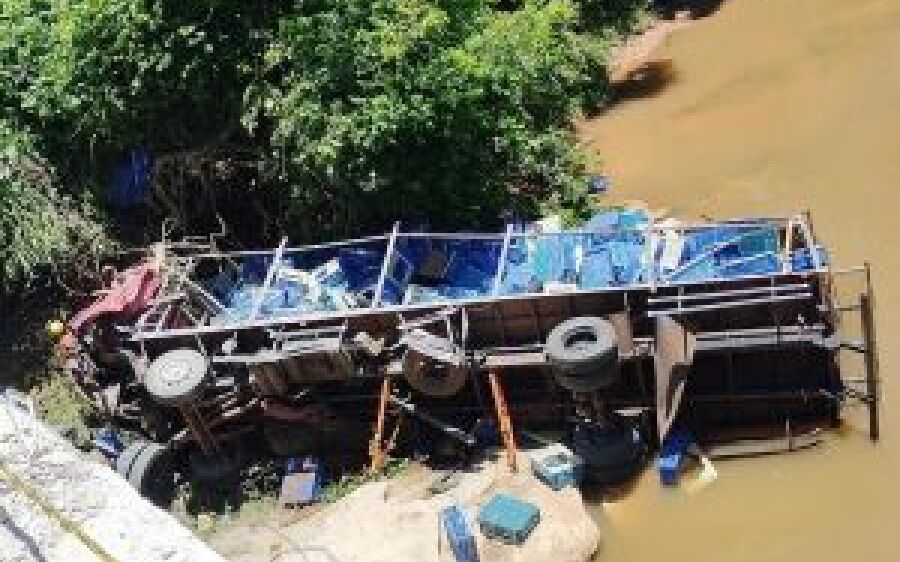 Caminhoneiro morre após caminhão sair da pista e cair em rio na BR-163, entre Sonora e Pedro Gomes