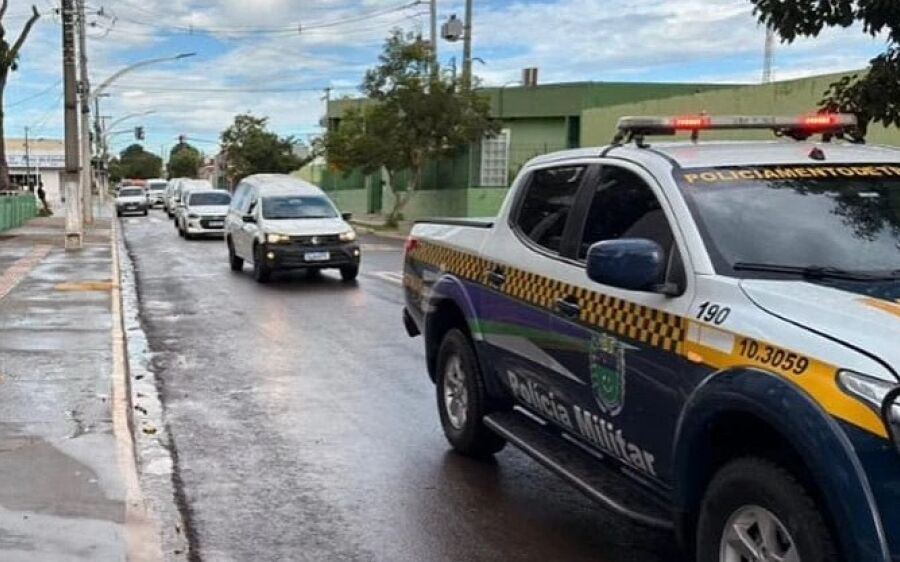 Cortejo reúne centenas de veículos na despedida do radialista Sidney Assis em Coxim
