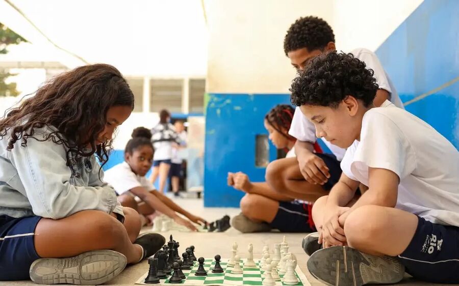 MEC inicia pesquisa para avaliar efeitos de um ano da lei que restringe uso de celulares em escolas
