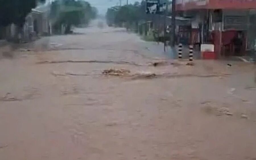 Chuva de 53,6 milímetros provoca alagamentos em Coxim na quarta-feira
