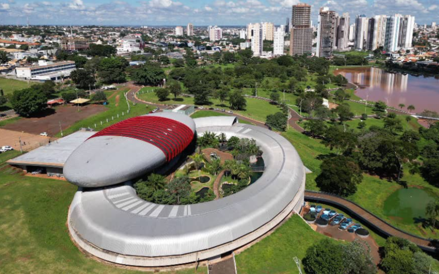 Maior aquário de água doce do mundo atrai turistas de diferentes regiões do Brasil
