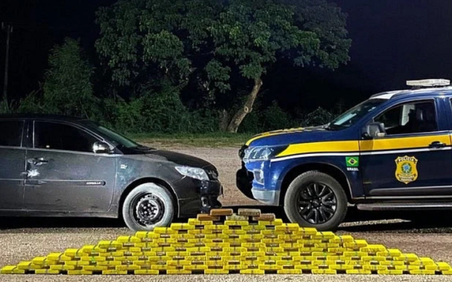 Motorista foge a pé e abandona Corolla com 111 kg de cocaína na BR-262
