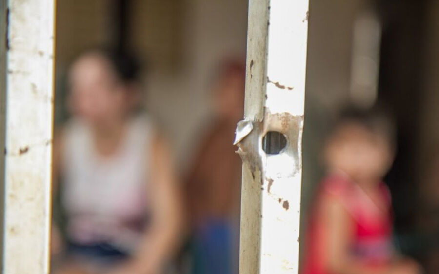 Mulher é atingida por bala perdida dentro de carro com bebê recém-nascido em MS