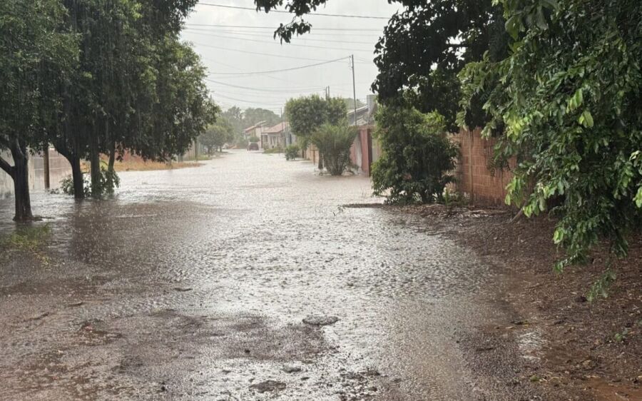 Chuva de 50 milímetros provoca transtornos em Coxim e Prefeitura inicia recuperação imediata