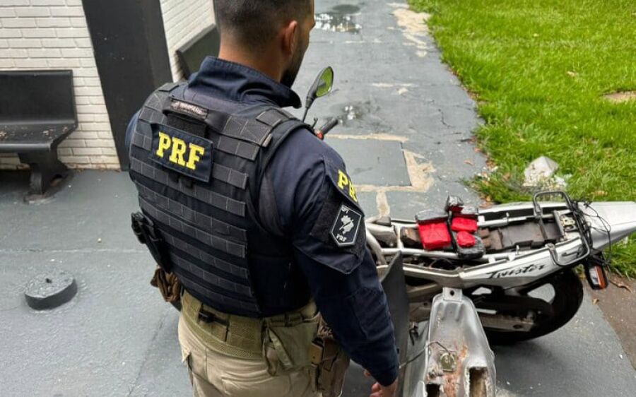 Homem é preso com 2 kg de cocaína escondidos no tanque de motocicleta
