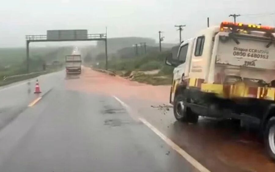 Chuvas causam pontos de alagamento na BR-163 e água invade pista em São Gabriel do Oeste