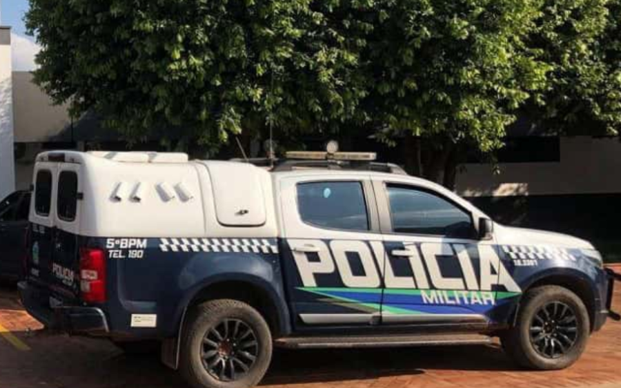 Homem descumpre medida protetiva, agride ex-companheira e foge em Rio Verde
