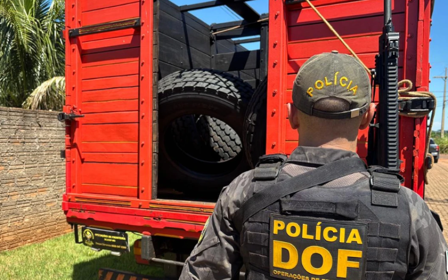 DOF apreende caminhão com 14 pneus de origem paraguaia e motorista foge durante bloqueio na BR-163
