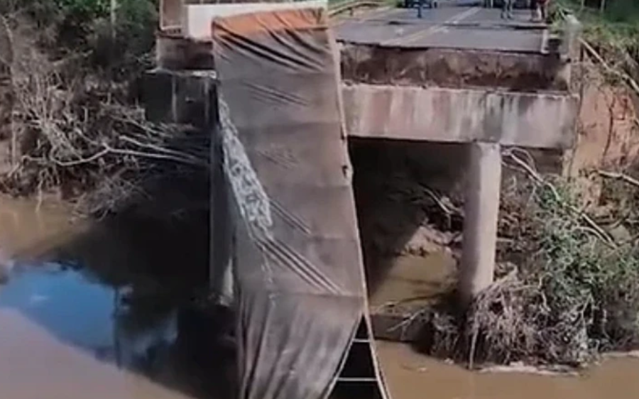 Ponte cai durante passagem de carreta, semanas após ser 