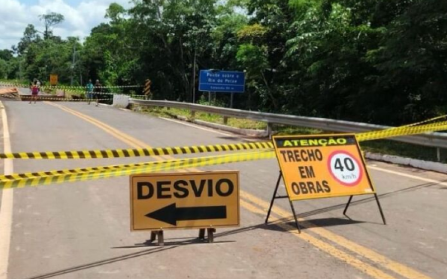 Carreta acima do peso derruba ponte de concreto na MS-080, em Rio Negro
