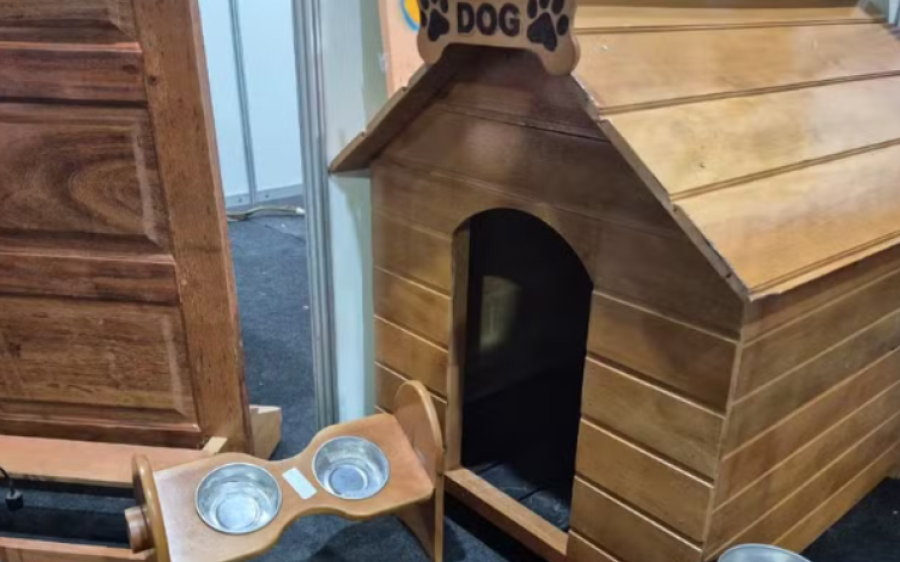 Procurado pela Justiça, é encontrado escondido em casinha de cachorro em MS