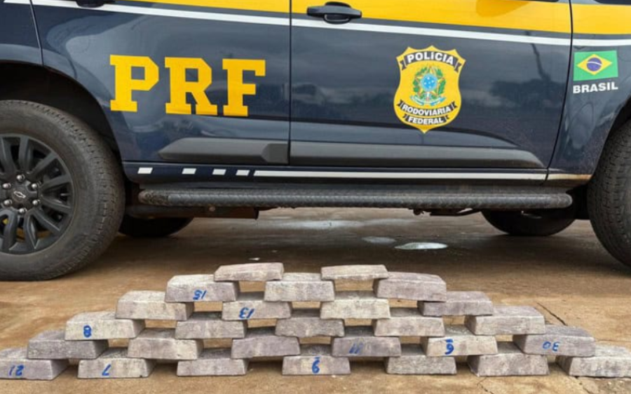 PRF apreende 160 kg de minério de prata em caminhão boliviano na BR-262
