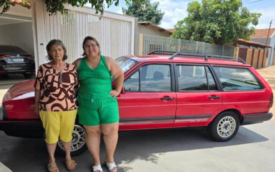Advogada de MS compra réplica do carro da mãe após 31 anos e causa emoção na família e amigas