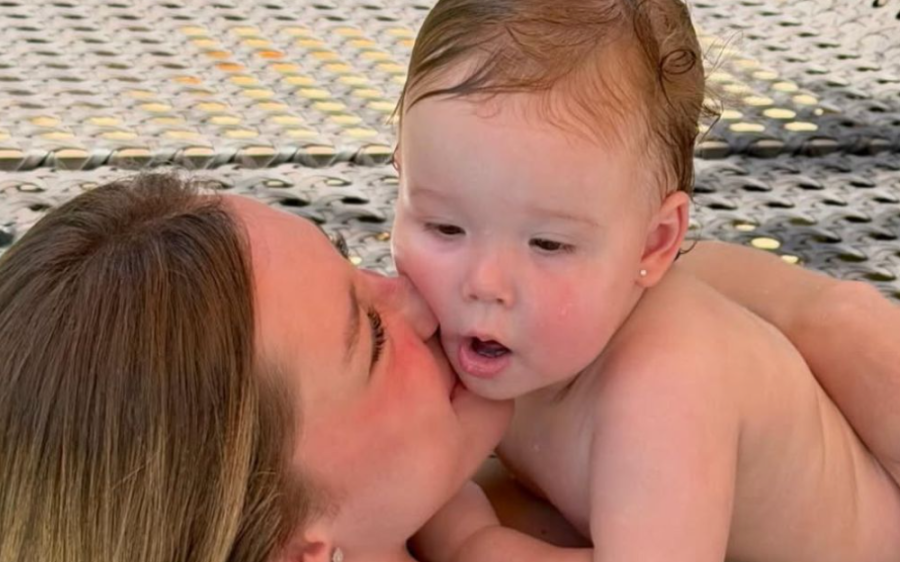 Duda Reis revela que deixa a filha de um ano comer doces: 'Está super saudável'
