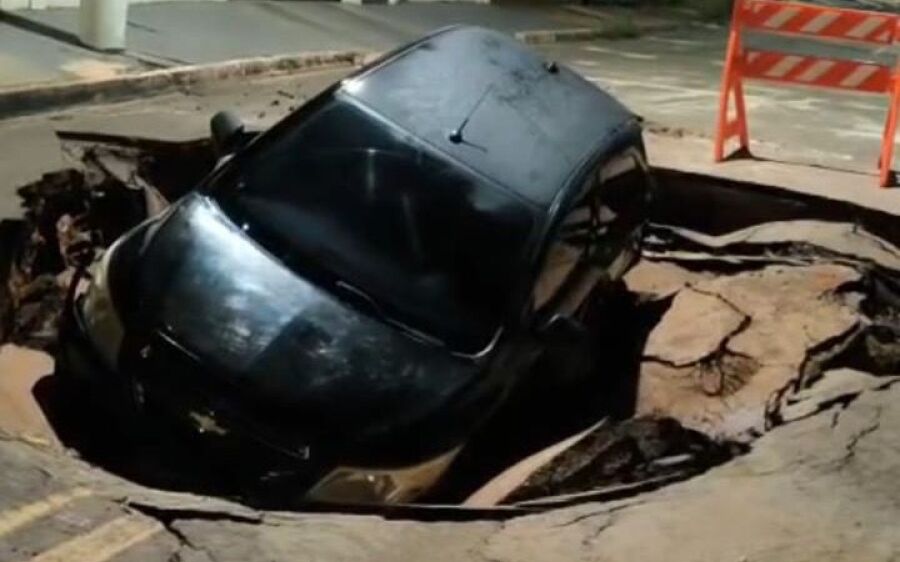Carro cai em cratera aberta após forte chuva em Coxim