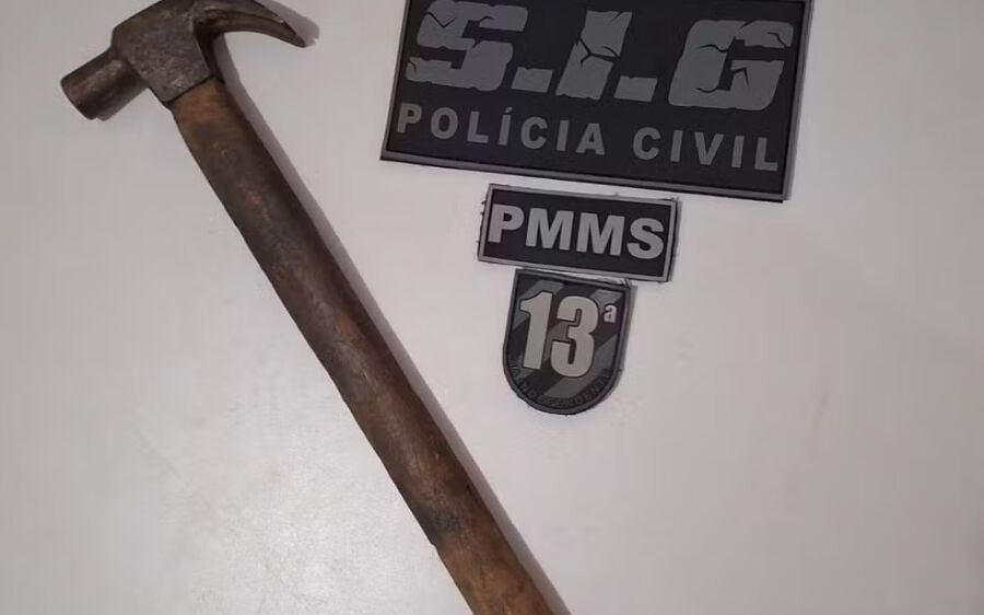 Homem é preso após tentar matar a esposa com golpes de martelo na cabeça em frente a filha em MS