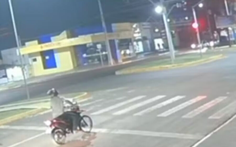Motociclista parado em semáforo é atropelado e suspeito foge em MS