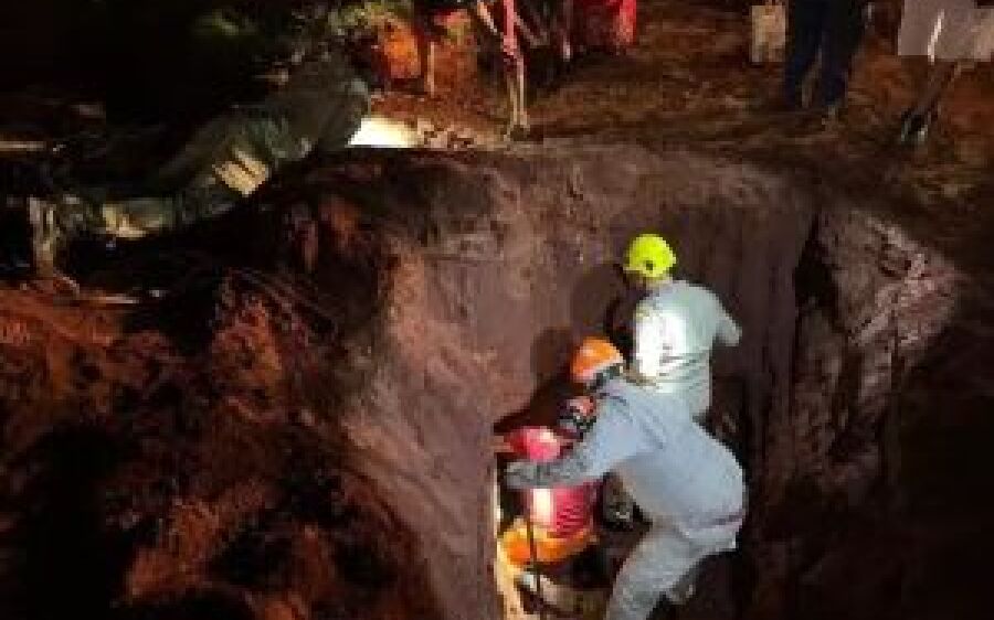 Criança de 2 anos cai em buraco de obra ao visitar pai no serviço em MS