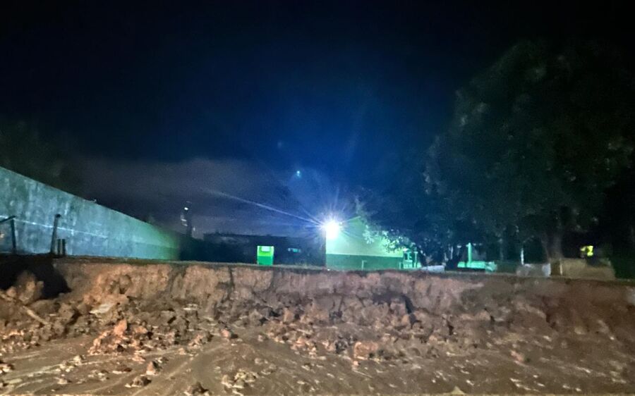 Muro da Escola Sílvio Ferreira desaba em Coxim