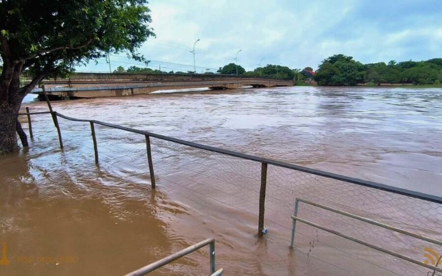 Coxim em colapso hídrico: chuvas históricas transformam ruas em rios 