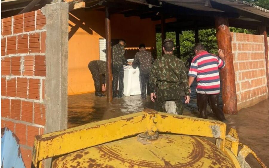 Entre a água e a esperança: força-tarefa resgata famílias ribeirinhas após cheia do Rio Taquari 