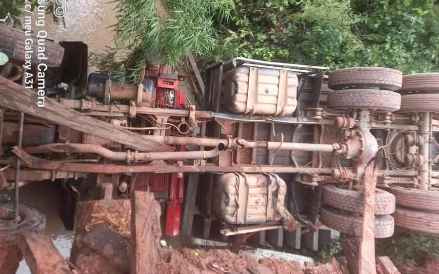 Motorista fica preso em caminhão submerso após queda de ponte na região do Jauru, em Coxim
