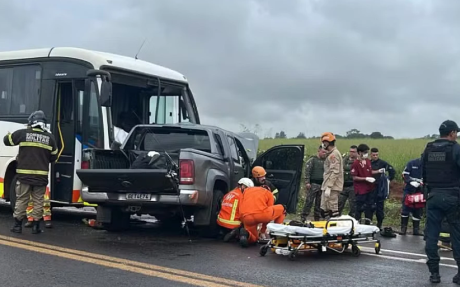 Colisão entre ônibus e caminhonete deixa um morto e dois feridos na BR-163
