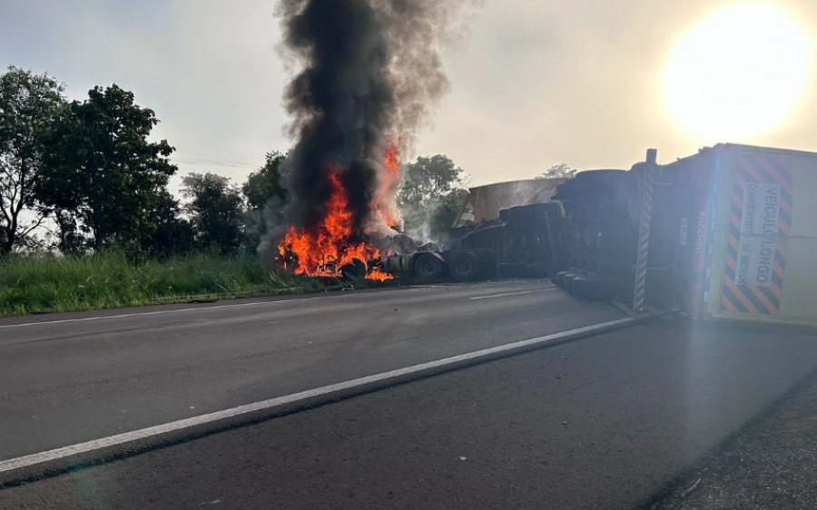 Delegado quebra vidro com disparo e salva caminhoneiro de cabine em chamas após acidente na BR-262
