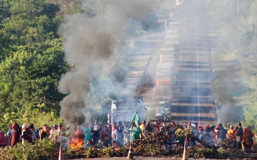 Sem-terra bloqueiam BR-163 em Campo Grande na madrugada desta sexta-feira
