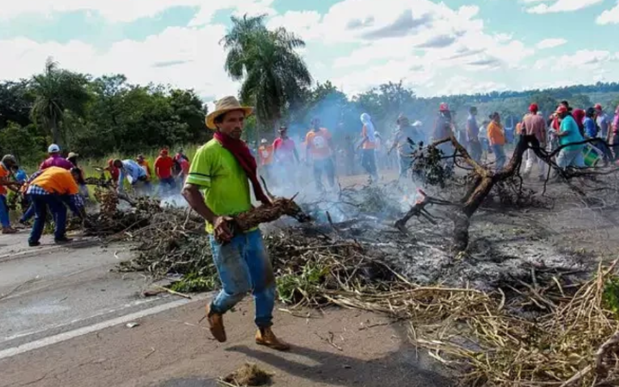 Sem-terra liberam BR-163 após 6 horas de bloqueio e promessa de vinda do presidente do Incra
