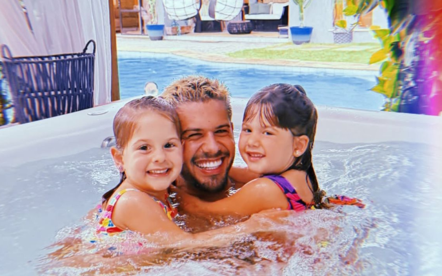 Zé Felipe empresta avião para Virginia e presenteia as filhas com flores