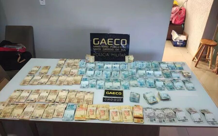 Gaeco recolhe pilhas de dinheiro vivo em ofensiva contra corrupção em 4 cidades de MS
