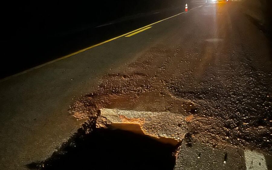 9 CARROS DANIFICADOS POR BURACO NA BR-163 EM COXIM REVOLTA MOTORISTAS