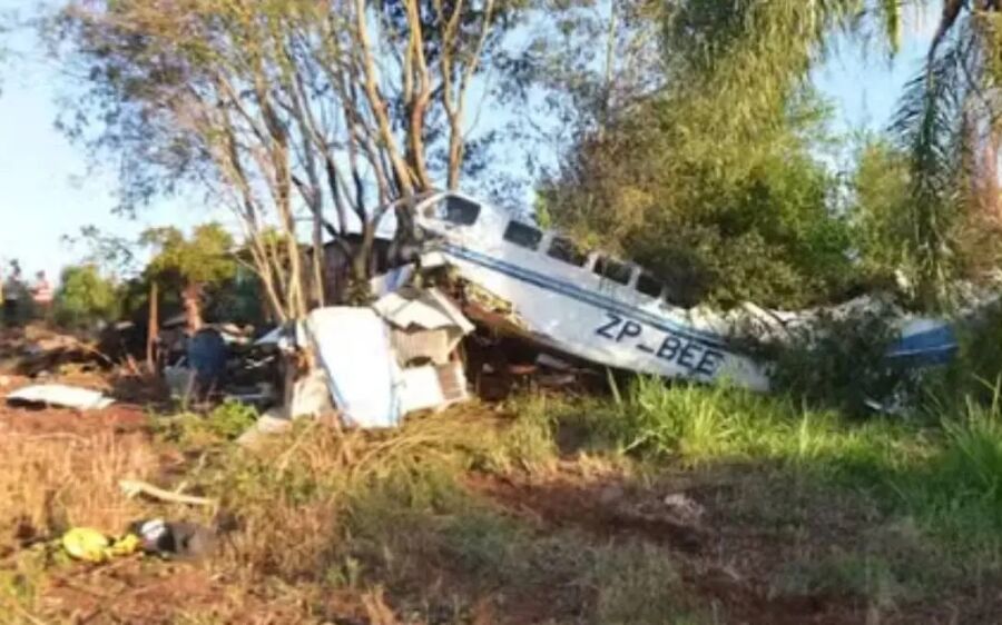 Avião carregando R$ 15 milhões cai e moradores roubam dinheiro