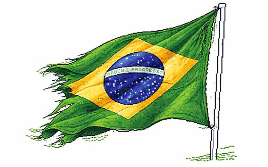 Bandeira do Brasil hasteada em trevo de Dourados está rasgada
