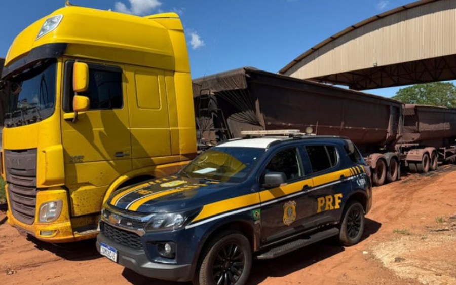 Carga de tênis e chinelos falsificados é apreendida na BR-163

