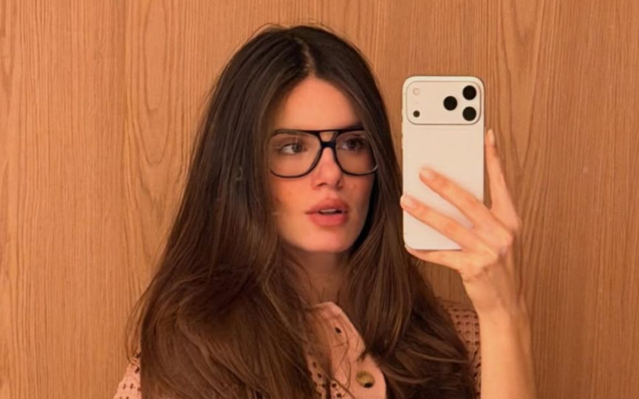 Camila Queiroz mostra o corpo três meses após o parto