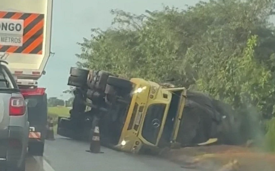 Motorista tenta desviar de acidente e tomba carreta às margens da BR-163 em Bandeirantes
